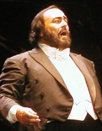 لوچانو پاواروتی (به ایتالیایی: Luciano Pavarotti) (زادهٔ ۱۲ اکتبر ۱۹۳۵ در مودنا - درگذشتهٔ ۶ سپتامبر ۲۰۰۷ در مودنا)، از خواننده‌های تِنور بسیار مشهور اپرا بود.